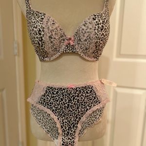 Victoria Secret bra size 34D and 6 panties size  Large